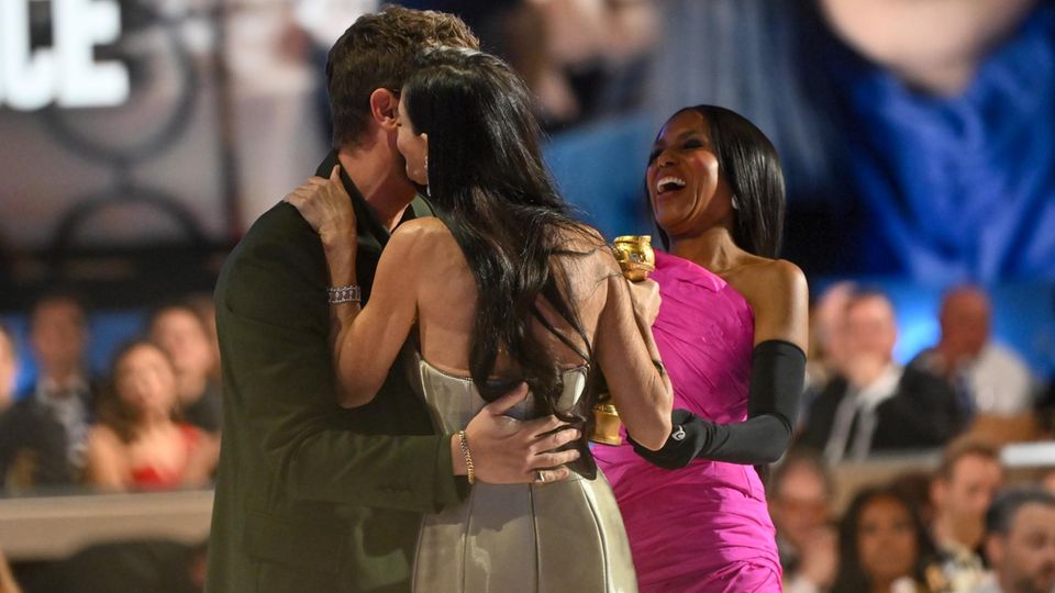 Andrew Garfield und Demi Moore innig bei den Golden Globes 2025.