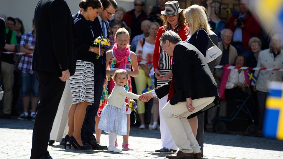 Prinz Daniel und Prinzessin Victoria eröffnen am 17. Mai 2014 mit Prinzessin Estelle den Märchenpfad in Östergötland. Ein Geschenk, das Estelle zur Taufe bekommen hat.