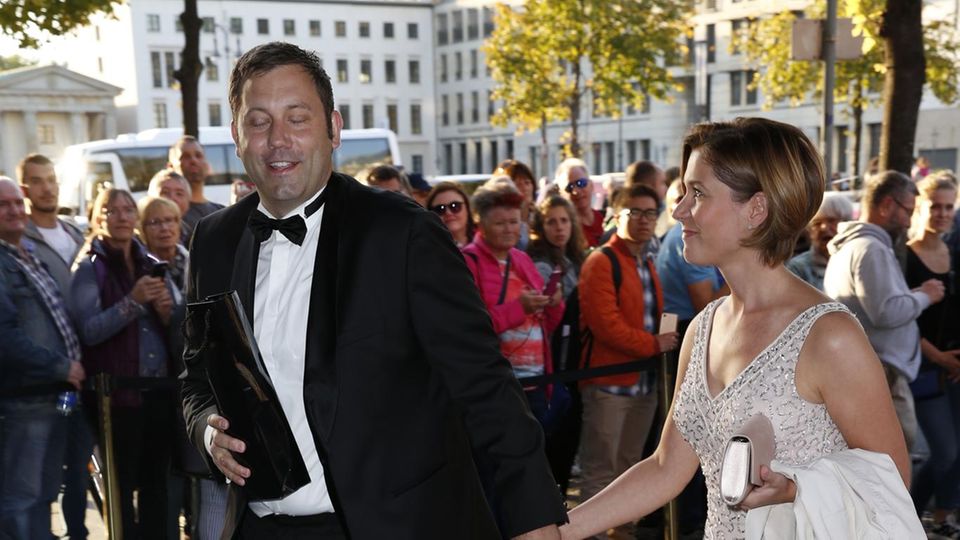 Lars Klingbeil und Lena-Sophie Müller kommen am 5. Oktober 2018 zur Hochzeitsfeier von Alt-Bundeskanzler Gerhard Schröder und Soyeon Kim im Hotel Adlon in Berlin.