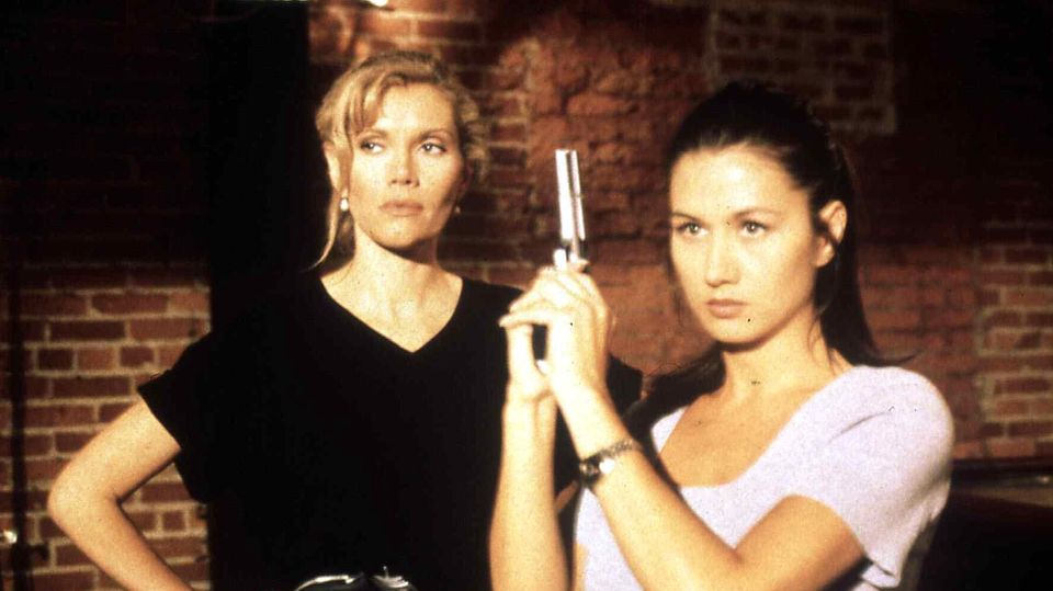 Lana Clarkson und Liat Goodson in dem Film "Mit Köpfchen und Kurven" 1997