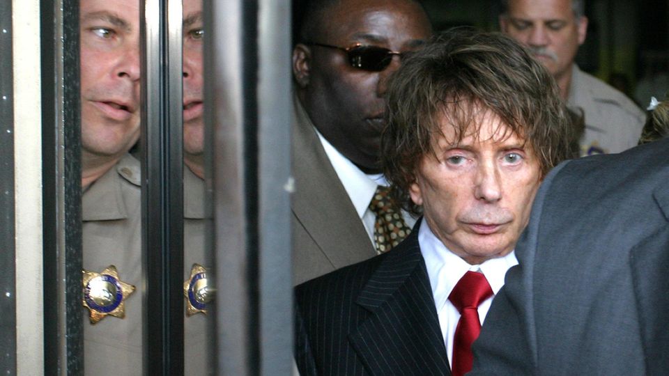 Phil Spector verlässt das Gerichtsgebäude nach dem ersten Prozess am 26. September 2007