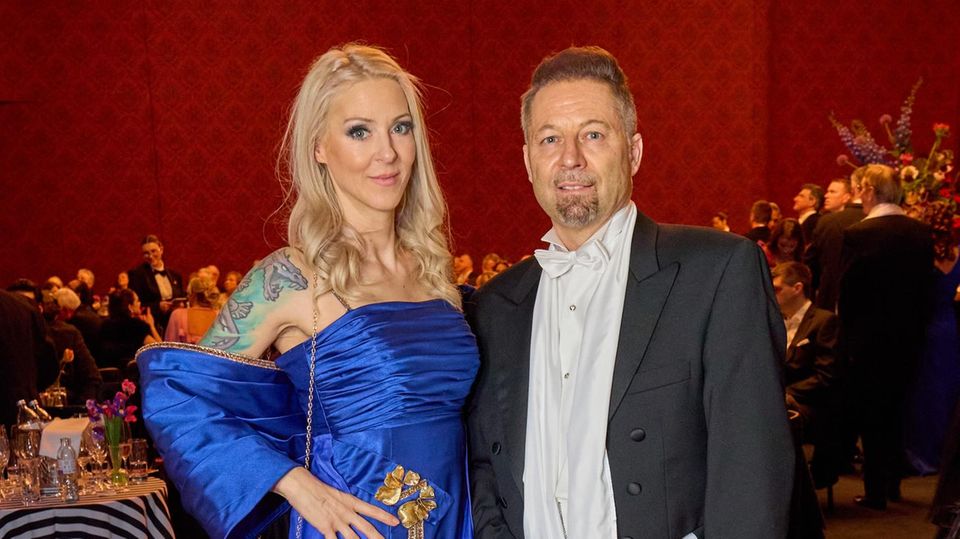 Simone Lugner mit Roland Granzer, dem langjährigen Chauffeur ihres verstorbenen Mannes, beim Wiener Opernball 2025.