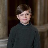 2. März 2025 Schon so groß! Prinz Oscar feiert seinen 9. Geburtstag, zur Feier des Tages veröffentlicht der Palast ein neues Porträt von Prinzessin Victorias und Prinz Daniels Sohn. Fotografin Kate Gabor lichtet die schwedische Kronprinzesinnenfamilie schon seit Jahren ab und hat jüngst auch das Geburtstagsbild von Prinzessin Estelle aufgenommen. Bei ihr scheint sich der Mini-Royal wohlzufühlen, denn der als grummelig bekannte Prinz lächelt sanft in die Kamera.