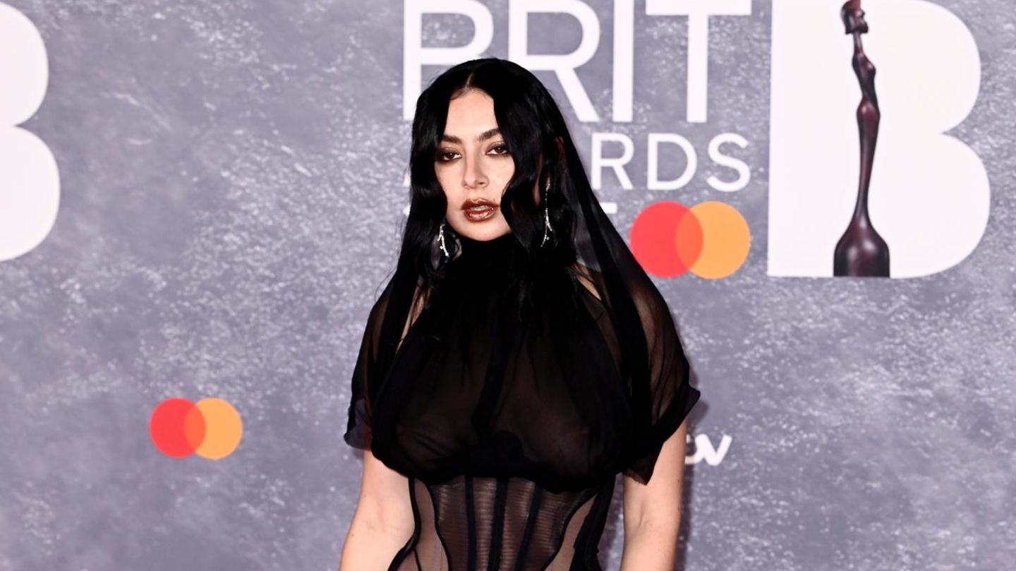 Brit Awards 2025: Die schönsten Looks vom roten Teppich in London