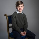 Auch auf einem zweiten Geburtstagsporträt setzt Prinz Oscar ein freundliches Lächeln auf und wird damit zum kleinen Prince Charming. Für dieses Bild nimmt der Enkel von König Carl Gustaf lässig auf einem wahrlich königlichen Stuhl Platz.