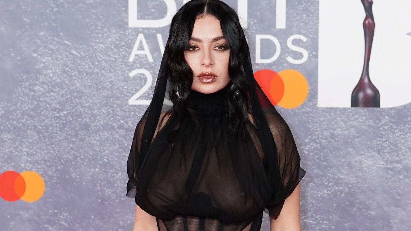 Charli xcx im Naked Dress: Sängerin feiert die "Free the Nipple"-Ära