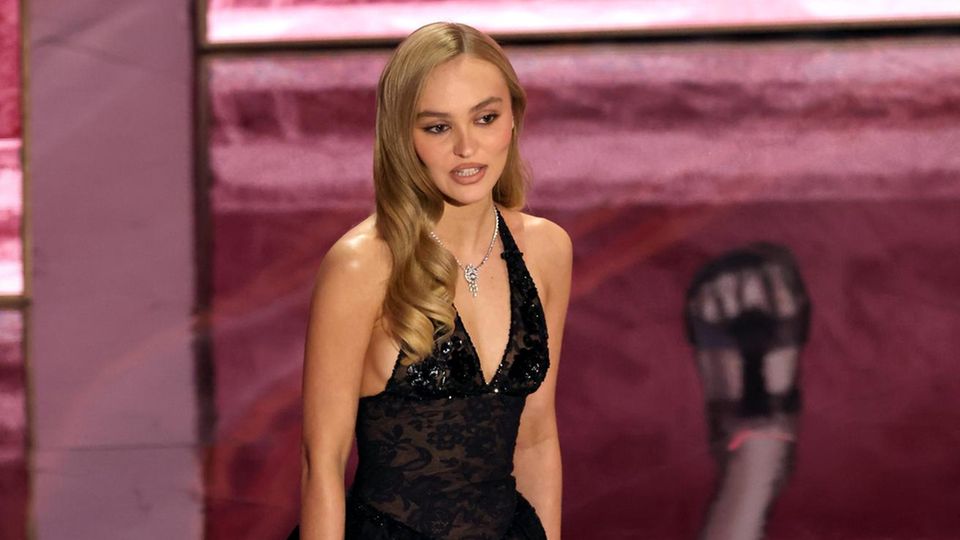 Lily-Rose Depp sprach während der Verleihung des Oscars für das "beste Kostümdesign" am 2. März 2025 in Hollywood auf der Bühne.