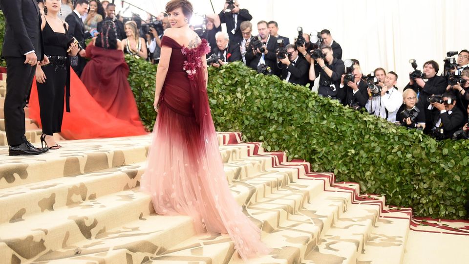 Scarlett Johansson trug auf der Met Gala 2018 ein Kleid von Marchesa. 