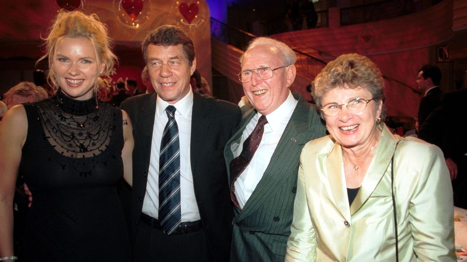 Veronica Ferres besucht 2013 mit Otto Rehhagel, ihrem Vater Peter Ferres und ihrer Stiefmutter Elisabeth Deutzmann (v. l.) die Benefizgala "Power-Child" in München.