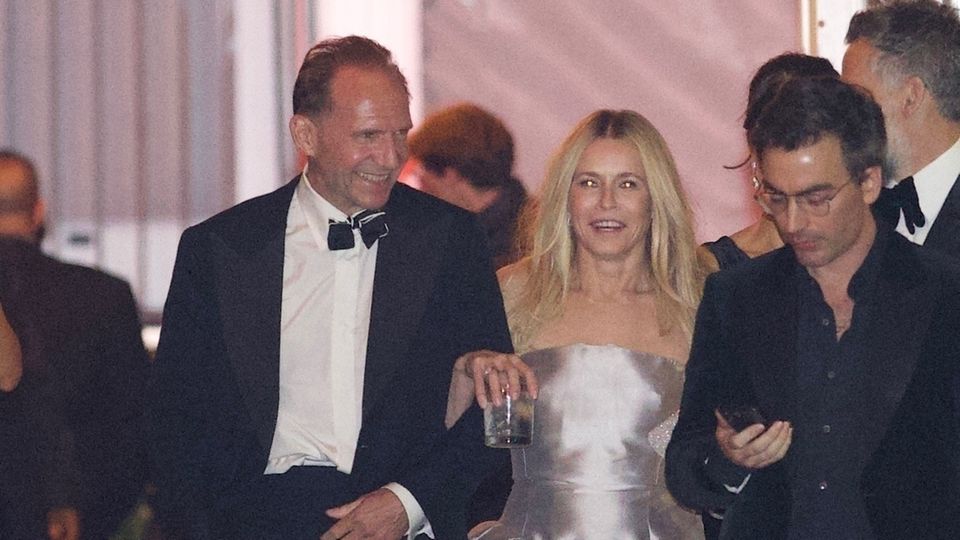 Ralph Fiennes und Chelsea Handler laufen Arm in Arm