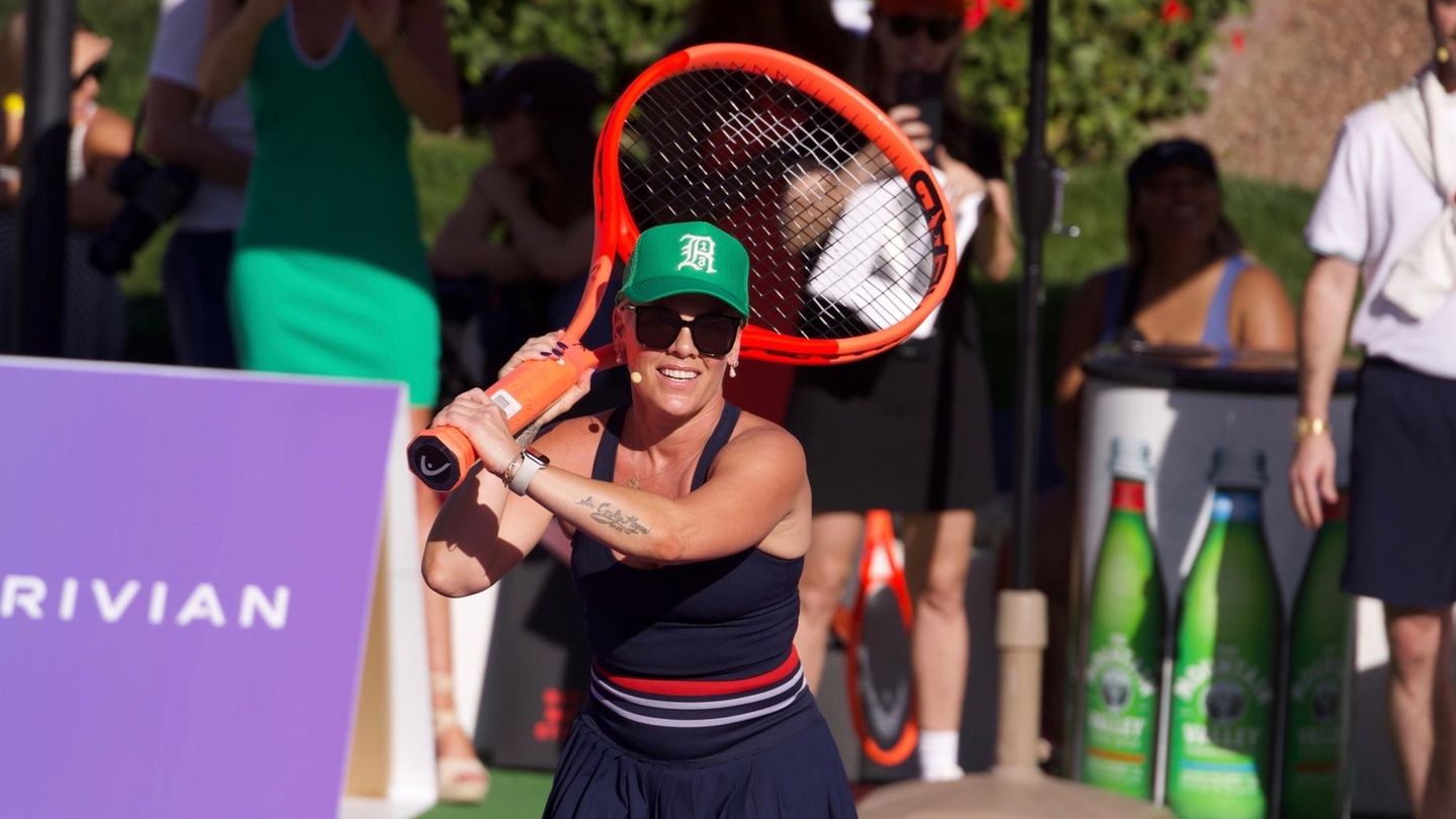 Stars beim Sport: Selbst beim Tennis rockt sie so richtig