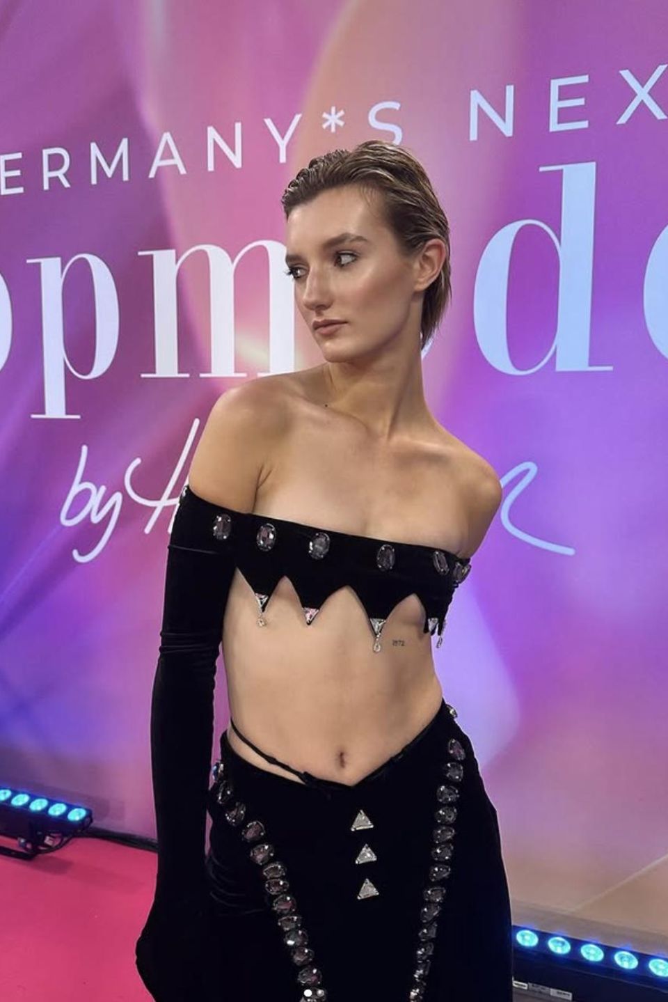 Was für eine Verwandlung. Die braunen Haare sind in der Show einem stylischen blonden Kurzhaarschnitt gewichen, der Anya ausgenommen gut steht.