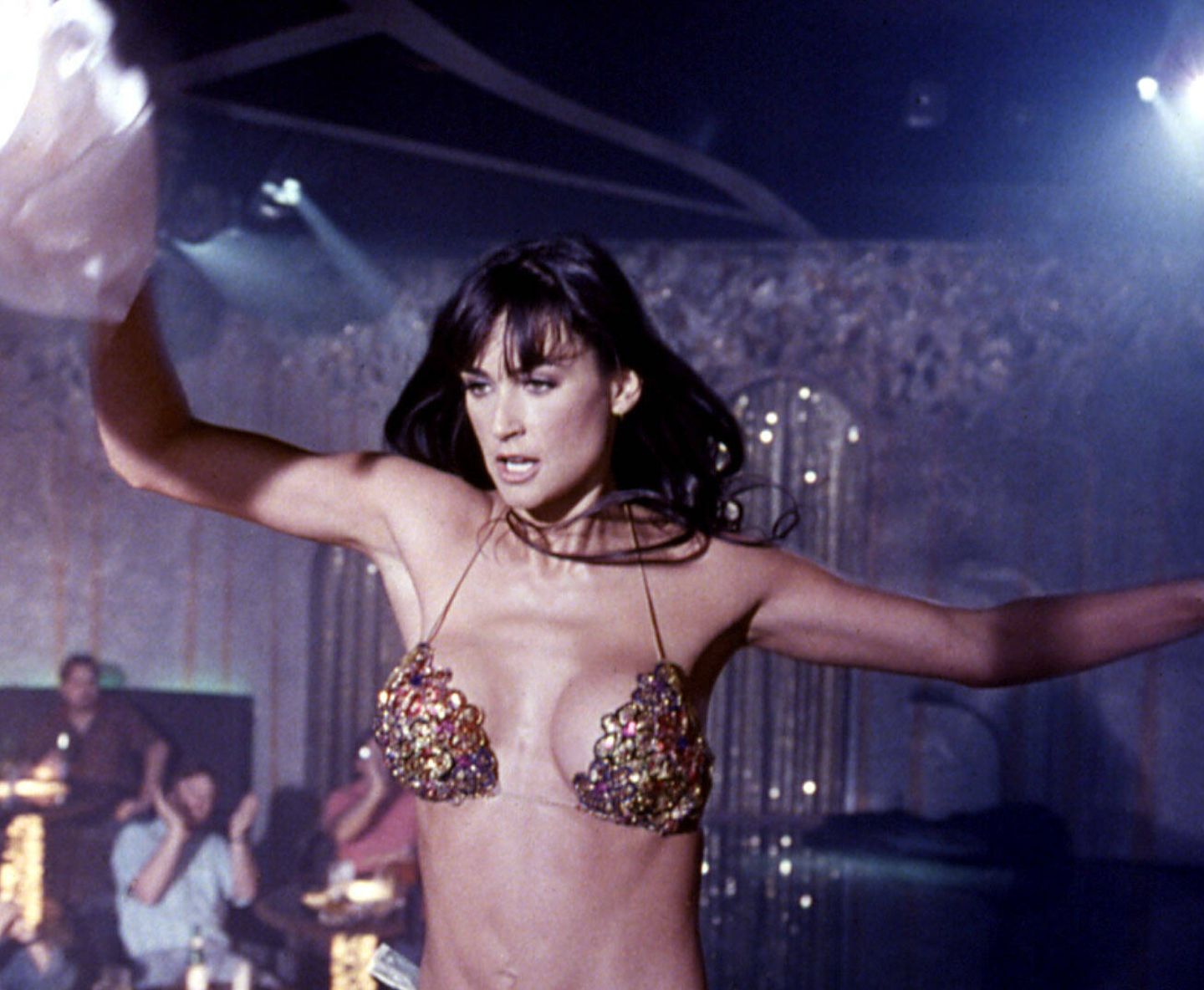 Im Film "Striptease" von 1996 sieht Demi Moore mit ihren dunklen, langen Haaren und dem Bikini mit Pailletten einfach hinreißend aus. Zum Zeitpunkt des Drehs war Demi Moore 36 Jahre alt — genauso wie ihre Tochter Rumer Willis heute, die dem goldenen Piece jetzt die große Bühne schenkt ...