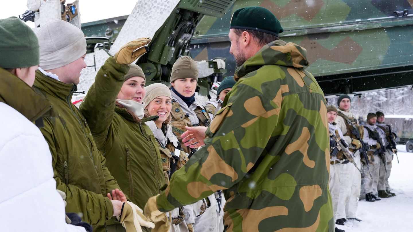 Royaler Terminkalender 2025: Überraschung! Bei Militärübung bekommt sie hochrangigen Besuch