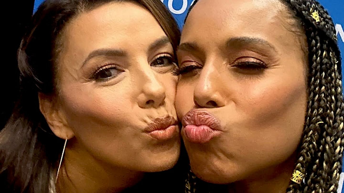 Star-Freundschaften: Mit dicken Knutschern lässt sie ihre Freundin Eva Longoria hochleben