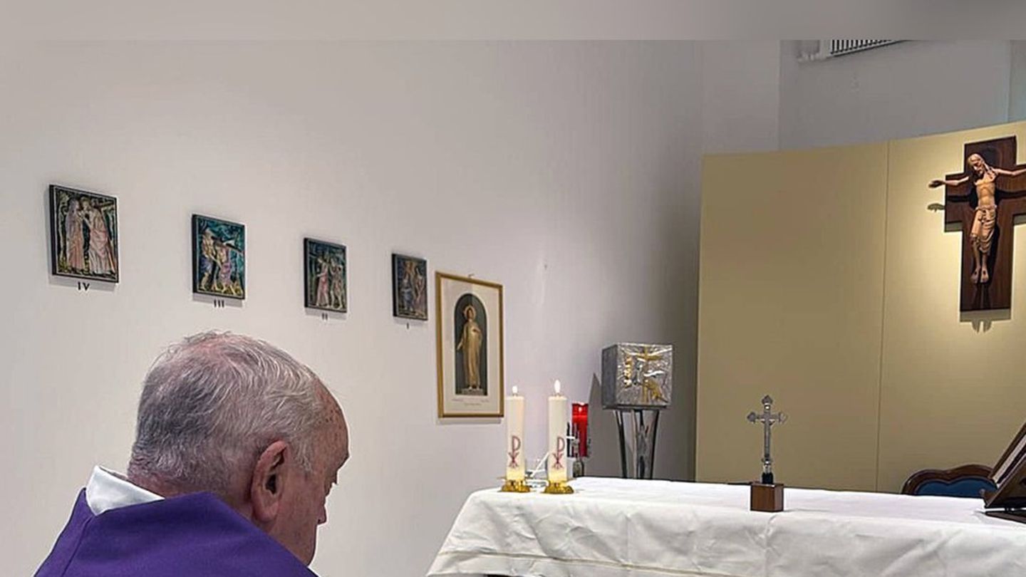 Papst Franziskus: Vatikan veröffentlicht Foto aus Klinik