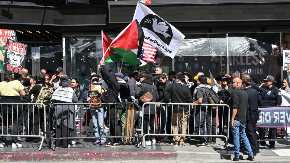 Demonstrant:innen bei Gal Gadots Ehrung mit einem Stern auf dem Hollywood Walk Of Fame am 18. März 2025 in Hollywood.