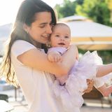 21. März 2025 Anlässlich des Muttertags, der in Jordanien traditionell am 21. März, dem Tag der Frühlingstagundnachtgleiche, gefeiert wird, hat Prinz Hussein gleich zwei neue Schnappschüsse seiner niedlichen Tochter Iman veröffentlicht. Eines zeigt sein erstes Baby mit seiner Ehefrau, Prinzessin Rajwa. Frühlingshafter könnte die Aufnahme kaum sein.