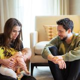 Auf dem zweiten Foto ist der Kronprinz mit seiner Mutter Königin Rania, die immer wieder betont, wie stolz sie auf ihre Enkel ist, und seinem Nachwuchs zu sehen. Dazu teilt Hussein rührende Zeilen, die er seiner Mutter und Ehefrau zum Muttertag widmet: "Eure Anwesenheit erfüllt unser Leben mit Freude und eure Liebe ist die wahre Bedeutung des Gebens. Alles Gute zum Muttertag."