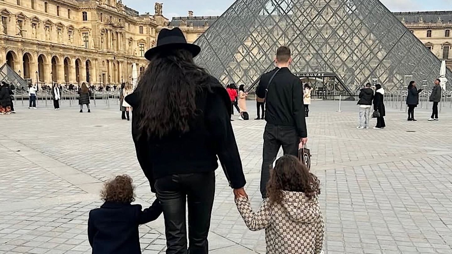 Paris, mon amour!: Welches Supermodel zeigt hier seinen Lockenköpfchen den Louvre?