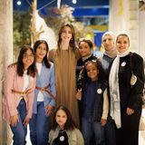 25. März 2025 Ramadan ist fast vorüber, Grund genug für Prinzessin Rajwa das Fastenbrechen nach Sonnenuntergang, Iftar noch einmal mit besonderen Menschen zu feiern. Gemeinsam mit ihrem Mann Kronprinz Hussein besucht sie in Amman eine soziale Einrichtung für Waisenkinder in Amman. Beim Gruppenfoto zeigt sich, dass die zukünftige Königin genauso viele Sympathiepunkte sammeln kann wie ihre Schwiegermutter Königin Rania. Und das sind bekanntlich große Fußstapfen.