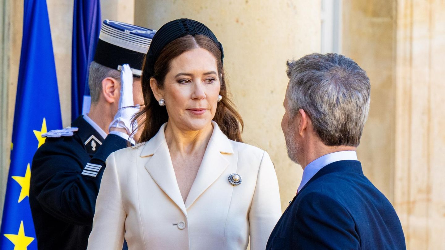 Königin Mary: Königin Mary wirft Frederik in Paris strenge Blicke zu