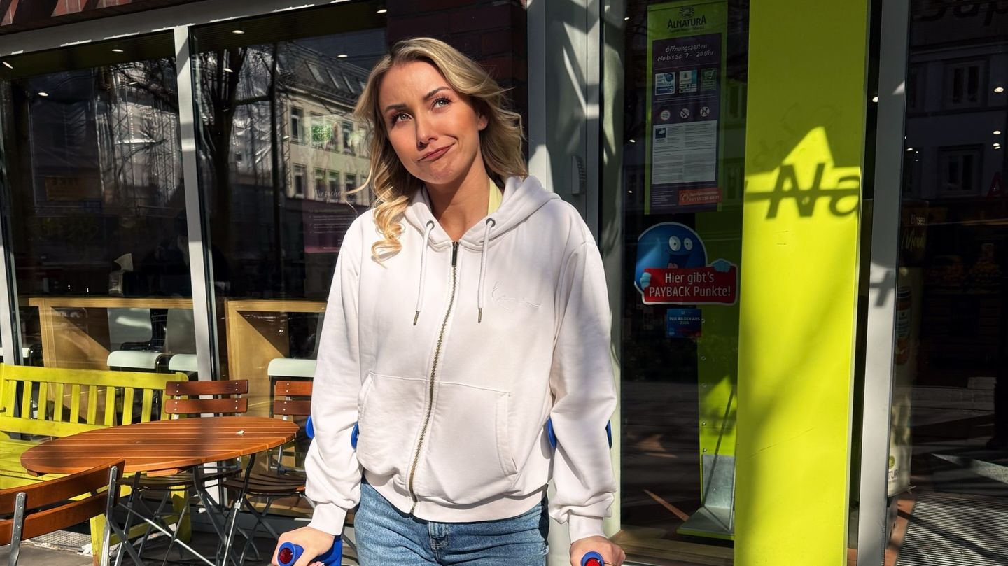 Anna-Carina Woitschack: Anna-Carina Woitschack zeigt sich plötzlich mit Krücken