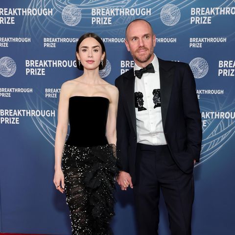 Erst vor Kurzem hat Lily Collins Tochter Tove das Licht der Welt erblickt. Jetzt zeigt sie sich in glamouröser Montur gemeinsam mit Ehemann Charlie McDowell wieder auf dem Red Carpet. Hingucker: der transparente Rock mit Perlenapplikation. 