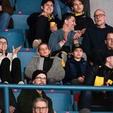 5. April 2025 Während Kronprinzessin Victoria ihre Reise nach Nigeria vorbereiten muss, verfolgt ihre Familie gebannt das Eishockeyspiel zwischen AIK (Allmänna Idrottsklubben) und BIK Karlskoga in der Hovet Arena in Stockholm. Prinzessin Estelle, Prinz Oscar, Prinz Daniel und eine Freundin der Kinder scheinen begeistert vom spannenden Halbfinale zu sein.