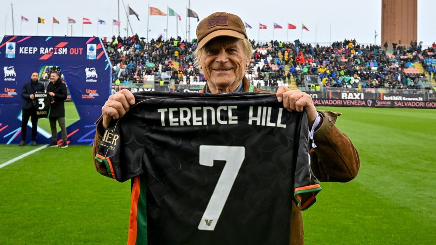 Terence Hill: Zum 86. Geburtstag ins Fußballstation | GALA.de