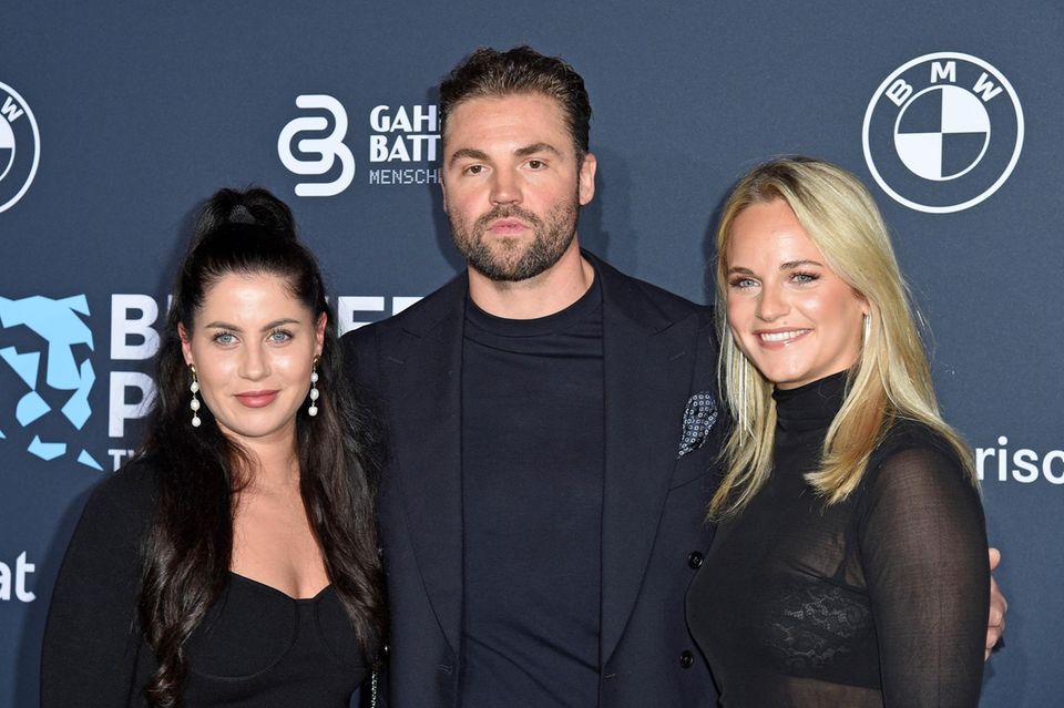 Valea Scalabrino mit ihren Serienkolleg:innen Benjamin Heinrich und Carina Koller.