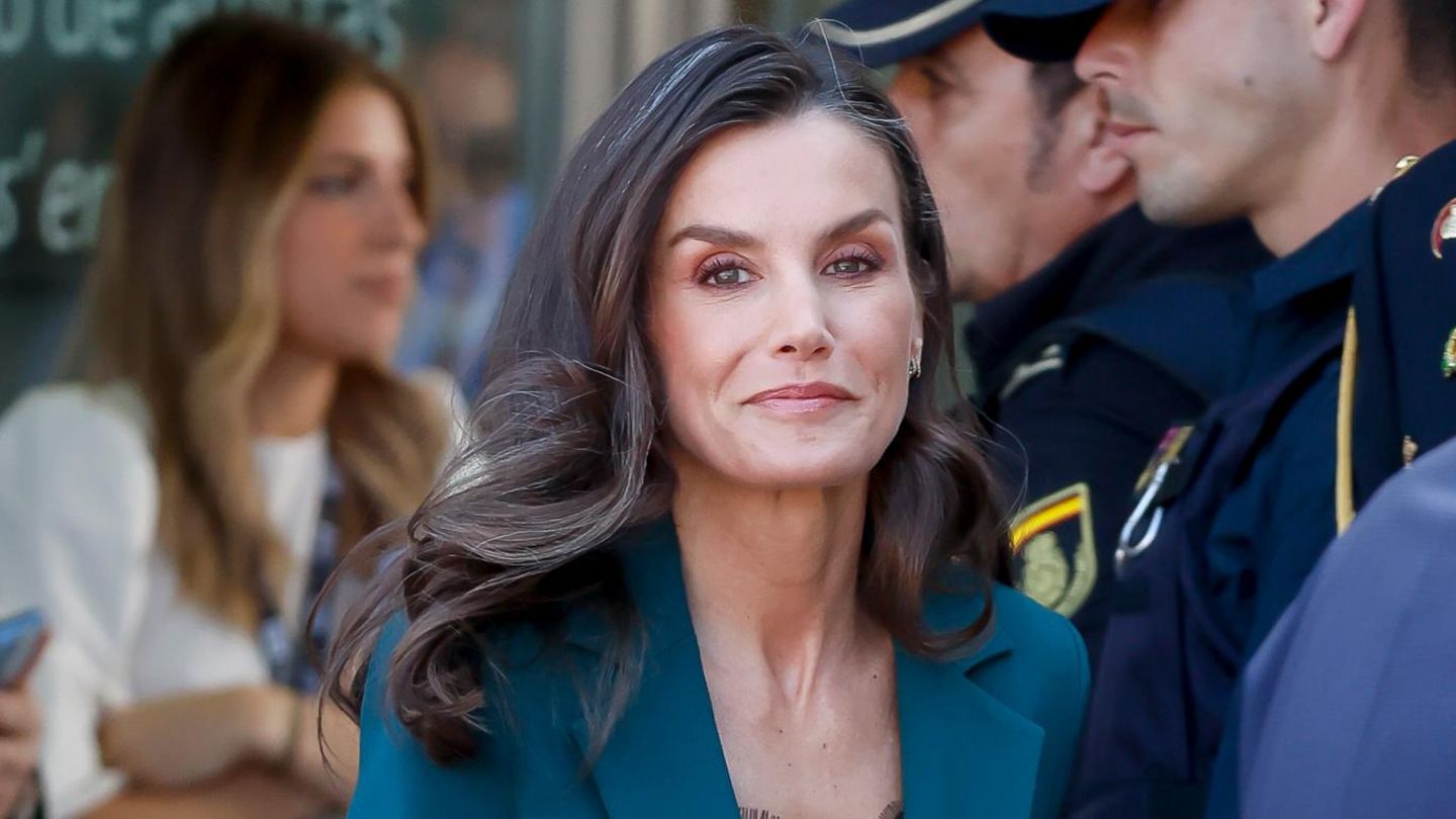 Fashion-Looks-Sie-strahlt-in-Petrol-aber-das-luxuri-seste-Accessoire-geht-fast-unter