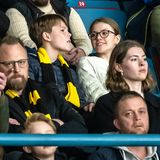 Auch Prinzessin Estelle hat einen Freund zum Eishockeyspiel mitgenommen. Die beiden fiebern und jubeln ihrem später siegreichen Team AIK Ishockey zu, und verstohlene Blicke werden von den Kameras der Sportpaparazzi auch festgehalten. Ob da vielleicht jemand ein bisschen verknallt ist? 