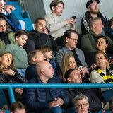 11. April 2025 Wenn man nicht so genau hinschauen würde, fällt gar nicht auf, dass Schwedens Kronprinzessinnenfamilie beim sechsten Spiel des Halbfinals der Play-Offs zwischen AIK Ishockey und BIK Karlskoga in der Sporthalle Hovet in Stockholm gemeinsam auf der VIP-Tribüne sitzen. Und Prinz Alexander, ältester Sohn von Carl-Philip und Sofia ist auch dabei.