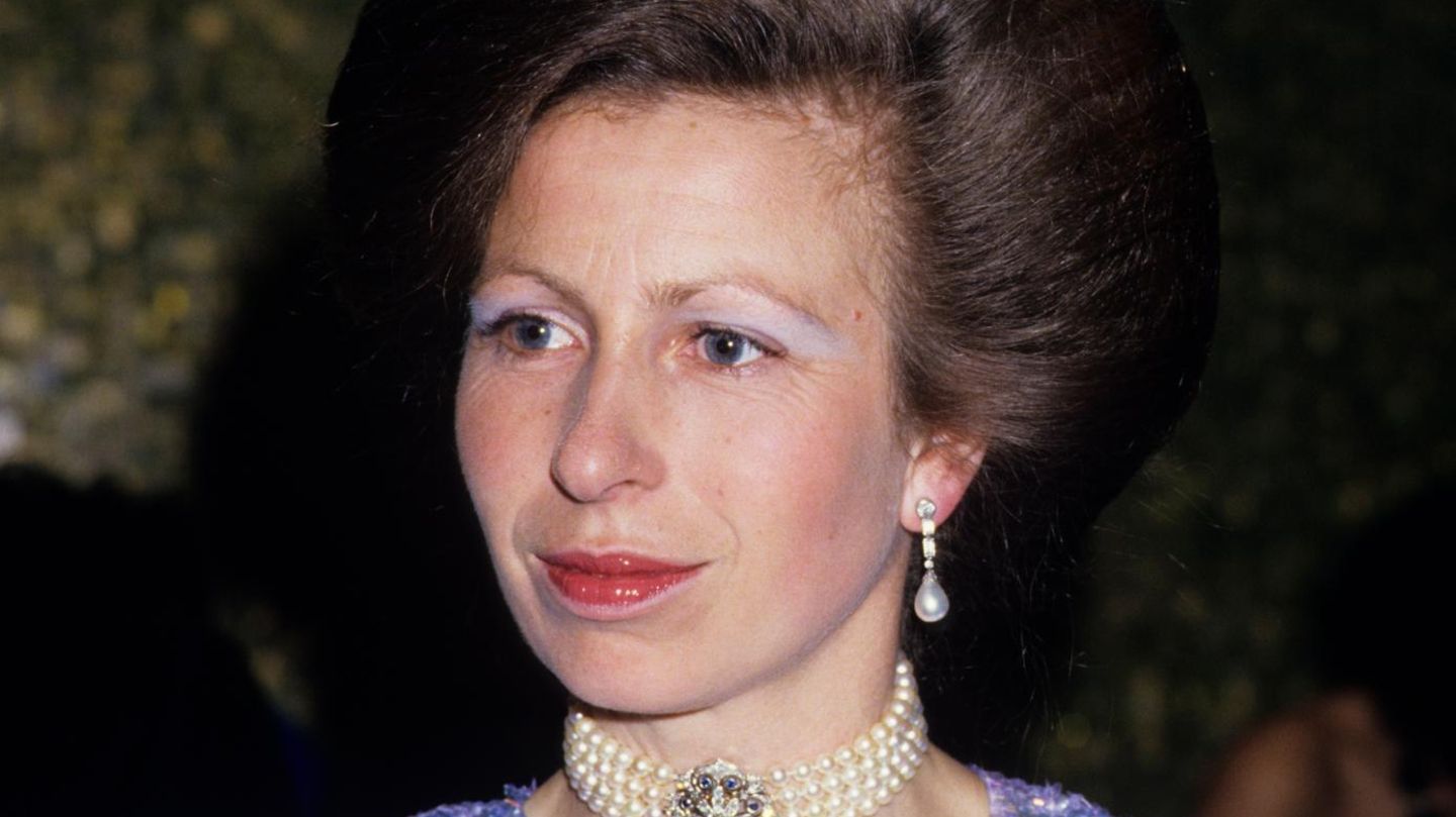 Fascinator-wilde-Sonnenbrillen-Co-Das-sind-ihre-ikonischsten-Looks-der-letzten-70-Jahre