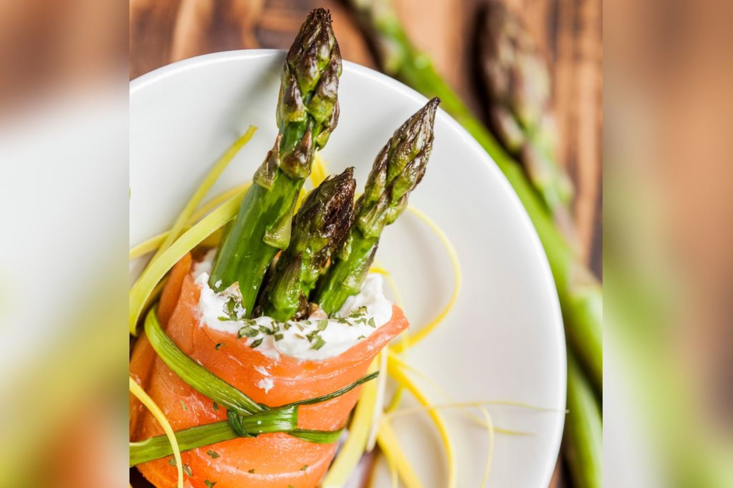 Für Genießer: Grüner Spargel in Frischkäse-Lachs-Hülle | GALA.de