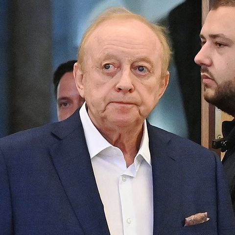 Alfons Schuhbeck betritt im Jahr 2022 den Sitzungssaal.