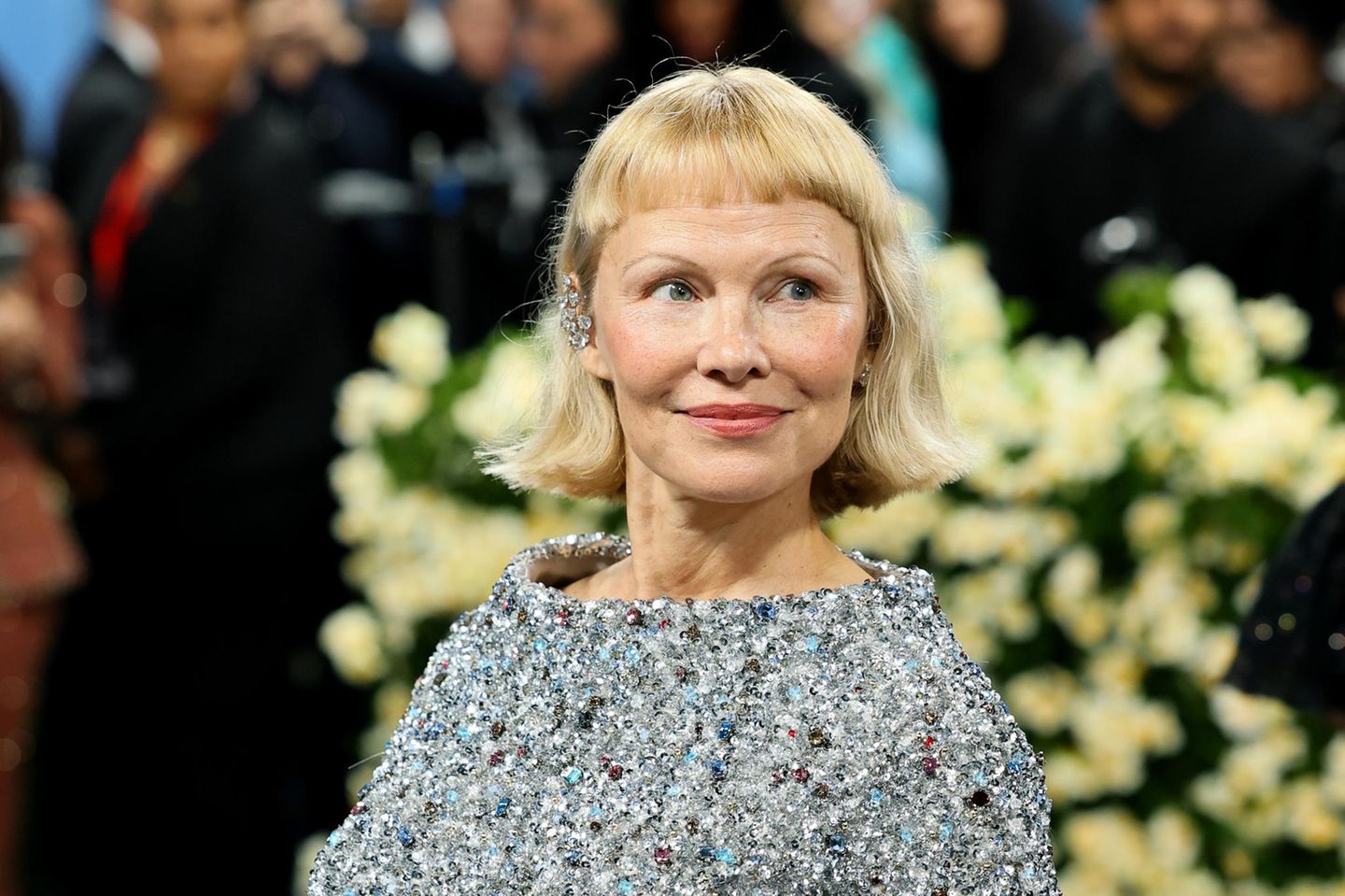 Pamela Anderson Bei Met Gala berrascht Sie Mit Bob Und Mikro Pony Pamela Anderson Bei Met Gala berrascht Sie Mit Bob Und Mikro Pony