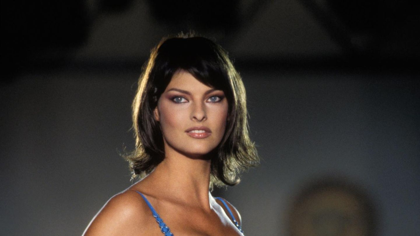 Ikonen-der-Neunziger-So-jugendlich-strahlt-das-kanadische-Supermodel-mit-60-Jahren