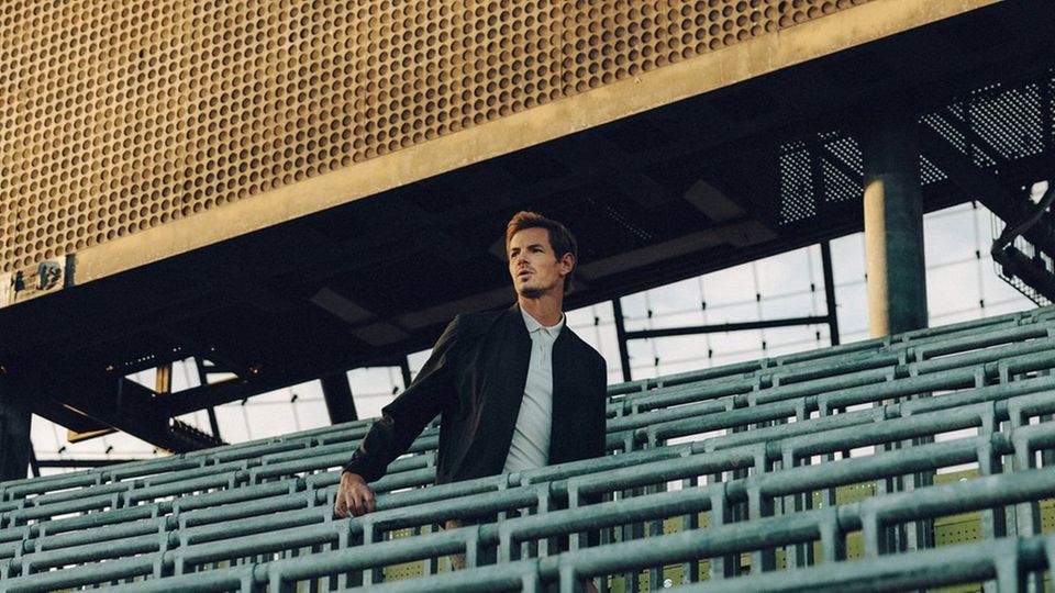 Der neue "Sportschau"-Moderator Alex Schlüter im Stadion.