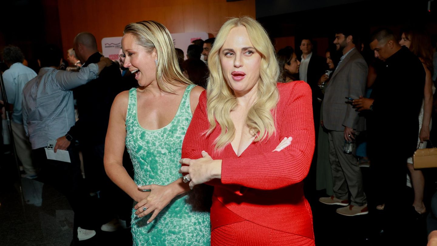 Anna-Camp-Schauspielerin-feiert-Red-Carpet-Deb-t-mit-neuer-Freundin