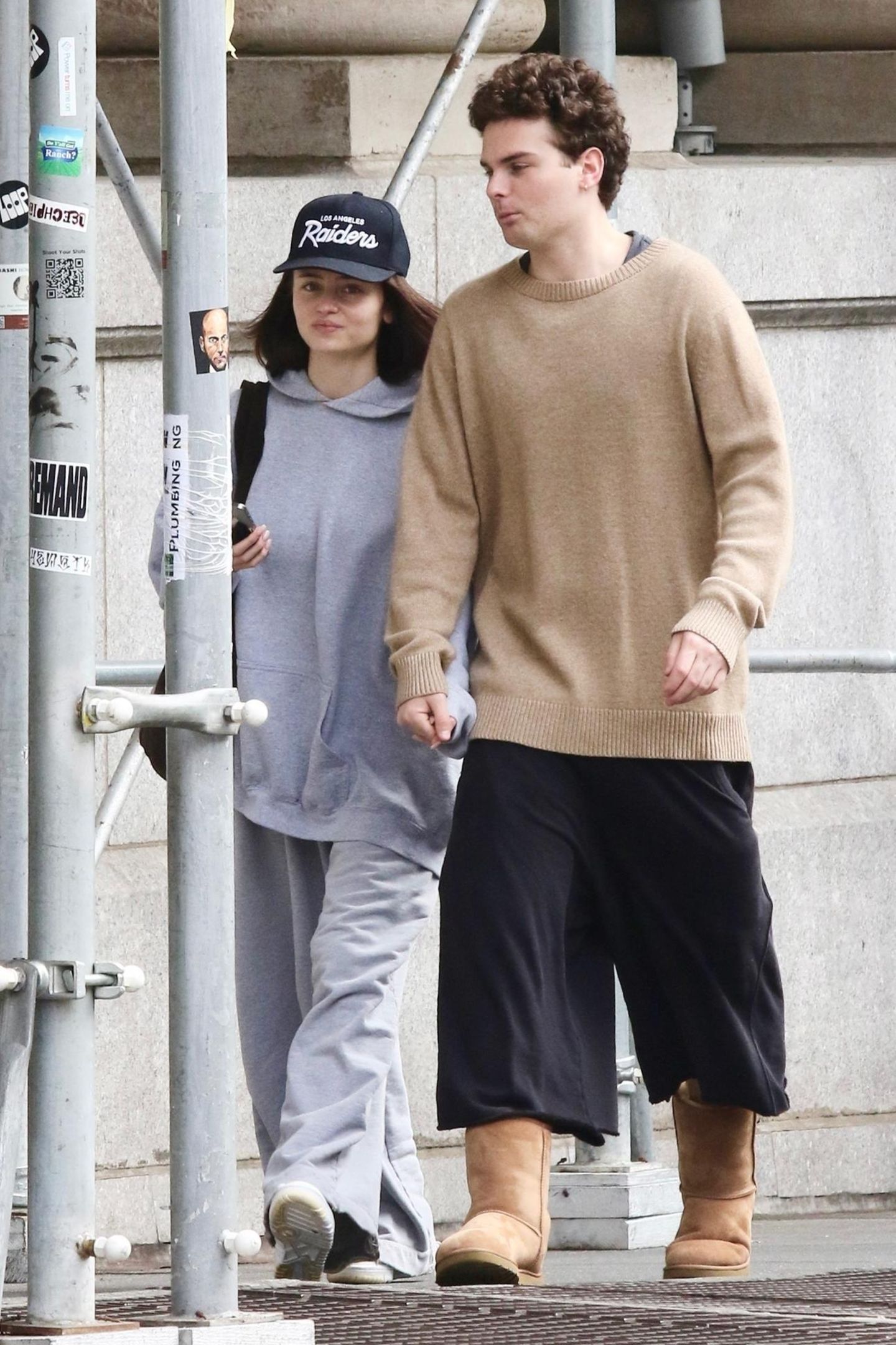 Während Mama Heidi in Cannes alle Blicke auf sich zieht, tauscht Leni Klum ihre Abendrobe gegen etwas Gemütlicheres. Hand in Hand mit ihrem Freund schlendert sie in Jogginghose und Cap durch New York City. Fast hätte man das Model in ihrem legeren Look nicht wiedererkannt!