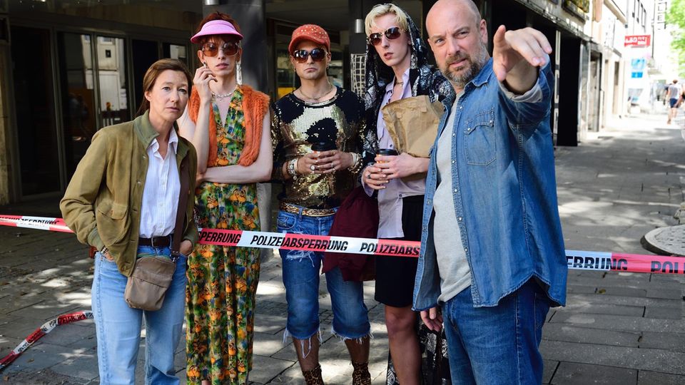  Wer spielt die glamourösen Dragqueens?