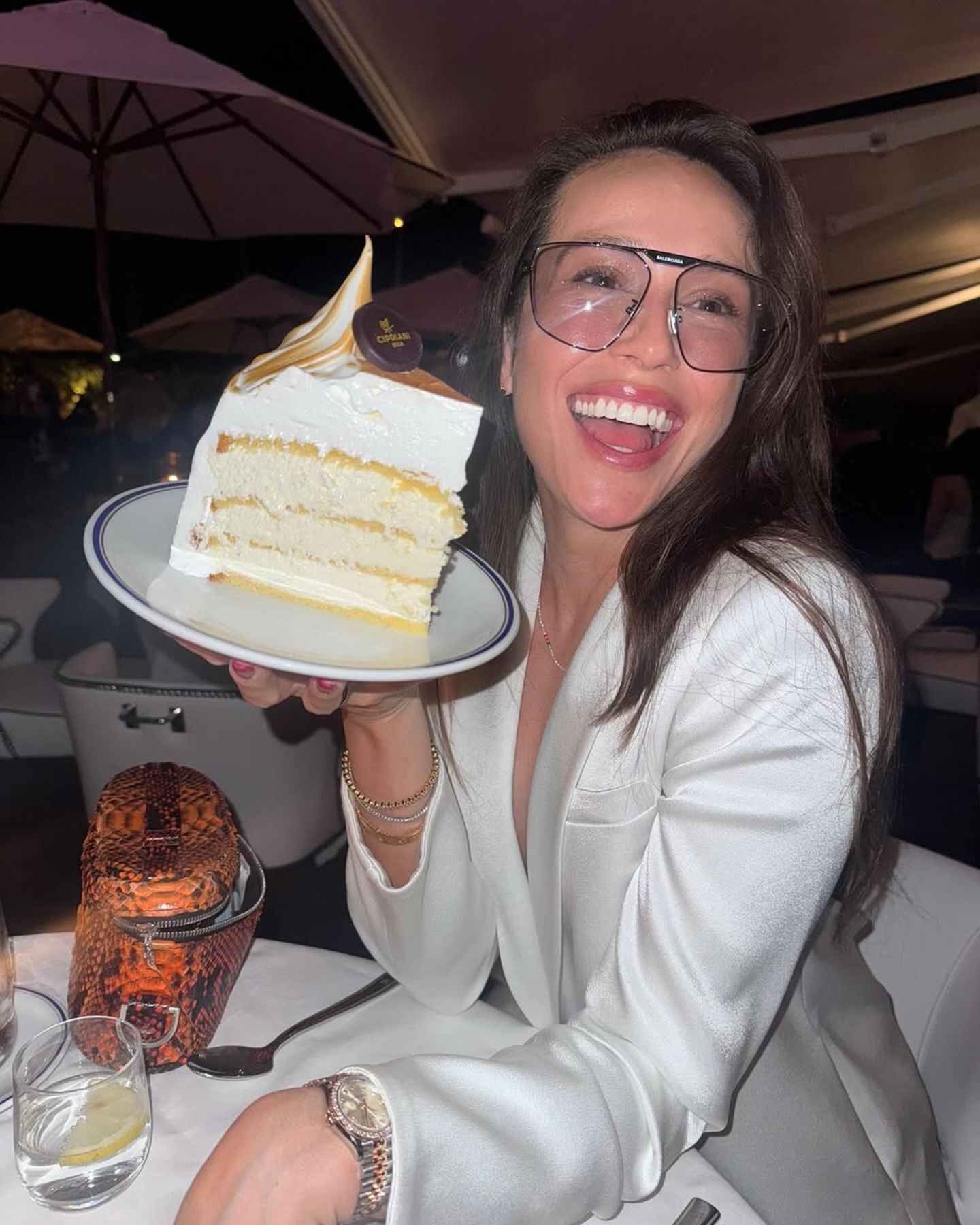 Jessica M'Barek freut sich sichtlich auf ihr beeindruckendes Stück Torte, das sie im Urlaub auf Ibiza bestellt hat. Wie Jessica auf Instagram betont, isst sie das Stück auch und teilt nicht nur schöne Bilder mit dem süßen Dessert. Ob Ehemann Elyas M'Barek auch probieren darf? 
