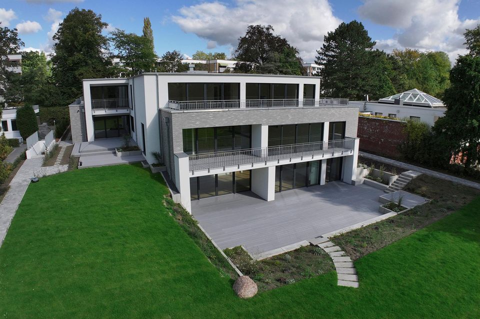 13 Schlafzimmer, sechs Bäder, ein Wellnessbereich und Barrierefreiheit für mehrere Generationen: Die Mertesacker-Villa in Hannover lässt keine Wünsche offen.
