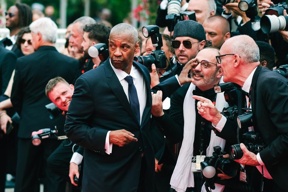 Denzel Washington versucht sich aus seinen Fängen zu befreien – und wird dabei wie es scheint unfreiwillig handgreiflich.