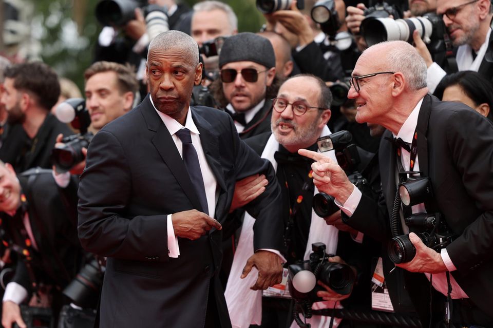 Dann hält der Fotograf den Hollywoodstar plötzlich am Arm fest – ein No-Go!