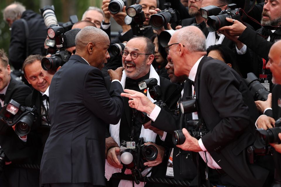 Denzel Washington weist den Fotografen am roten Teppich zurecht.