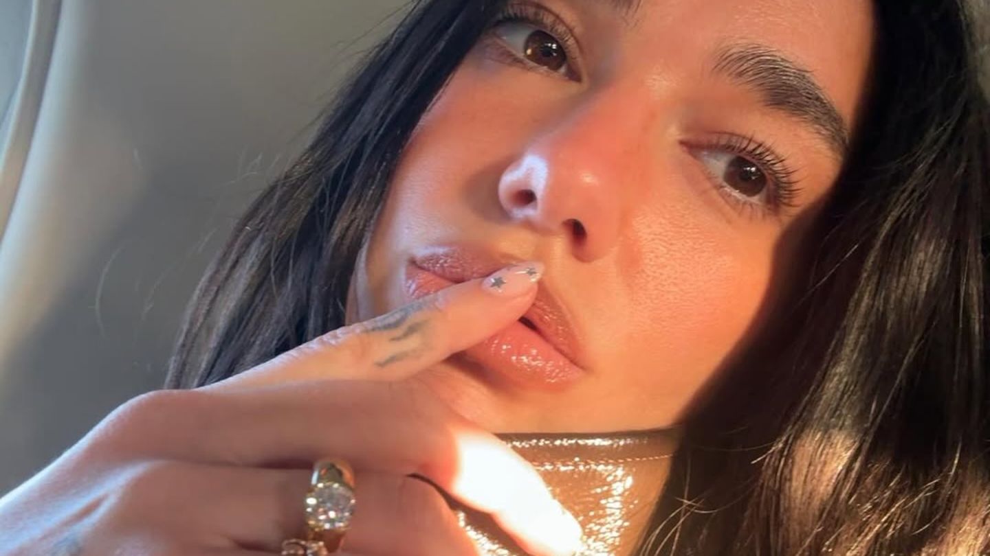dua-lipa-dua-lipa-sorgt-auf-dem-weg-nach-hamburg-mit-dickem-verlobungsring-f-r-staunen