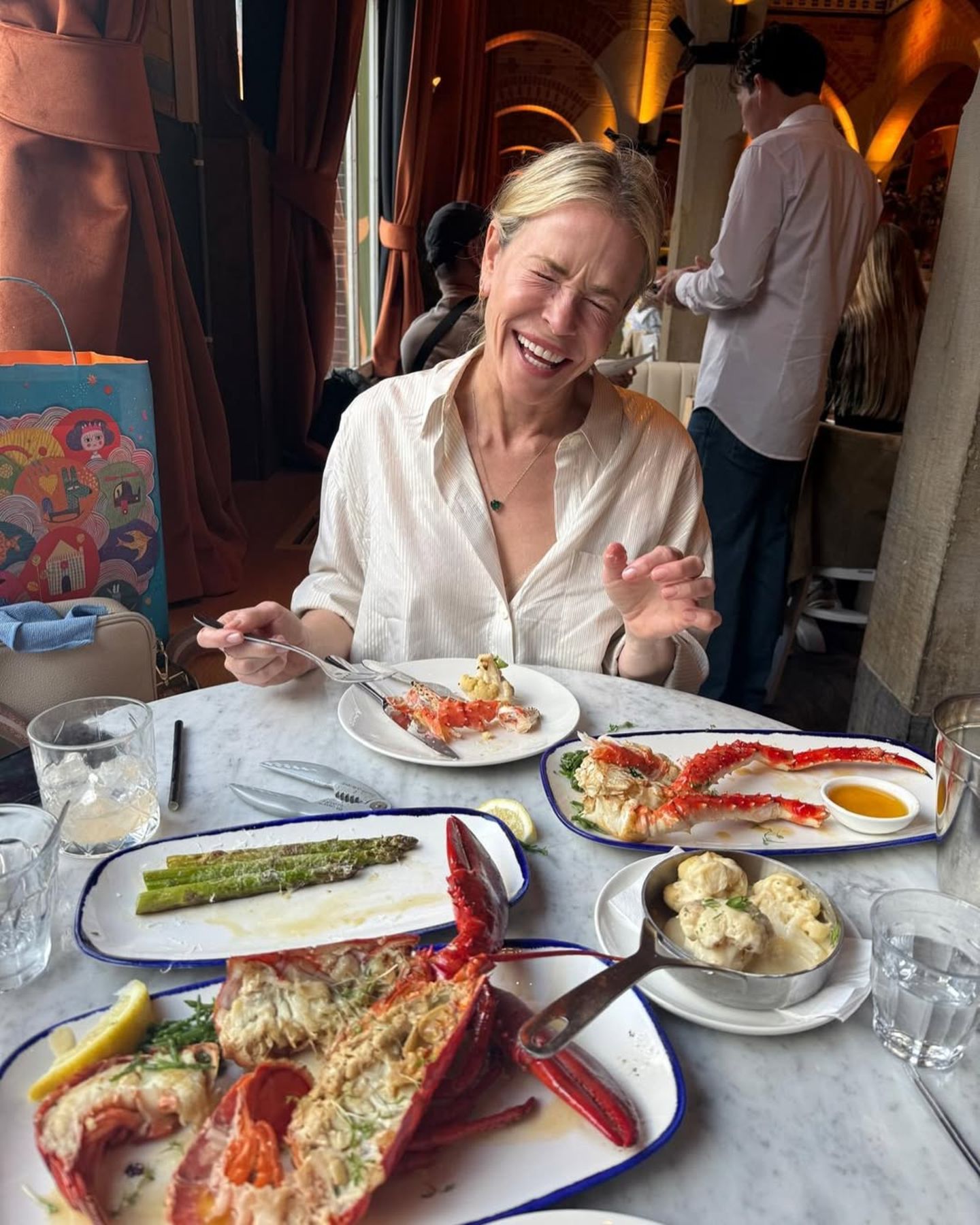 Essen macht glücklich – und scheinbar auch lustig, wie man am Beispiel von Chelsea Handler sehen kann. Die Comedian hat beim Lunch in Amsterdam so gute Laune, dass ihr fast die Tränen kommen.
